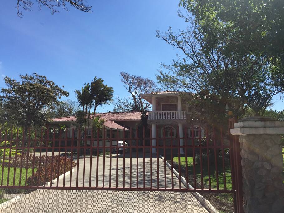 Casa de campo de 5 recámaras con 500 metros cuadrados de construcción, espacios amplios.
Perfecta para una familia numerosa.