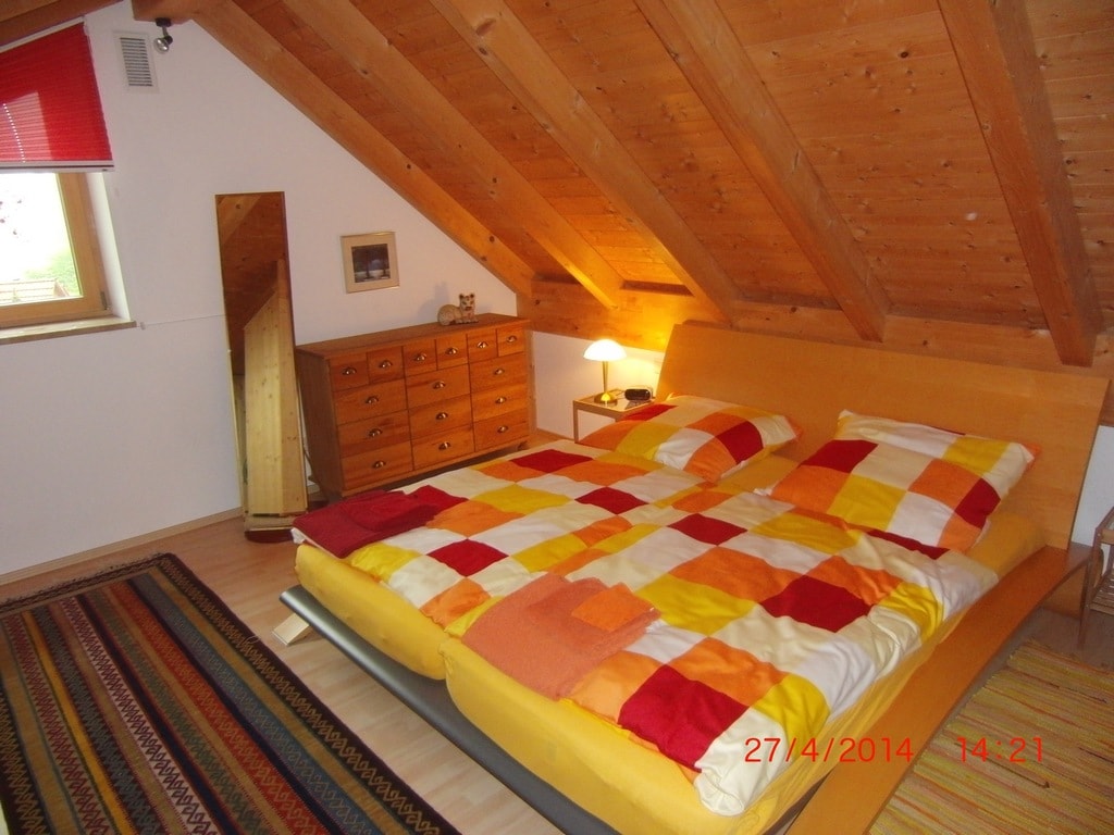 Dormitorio con cama doble 