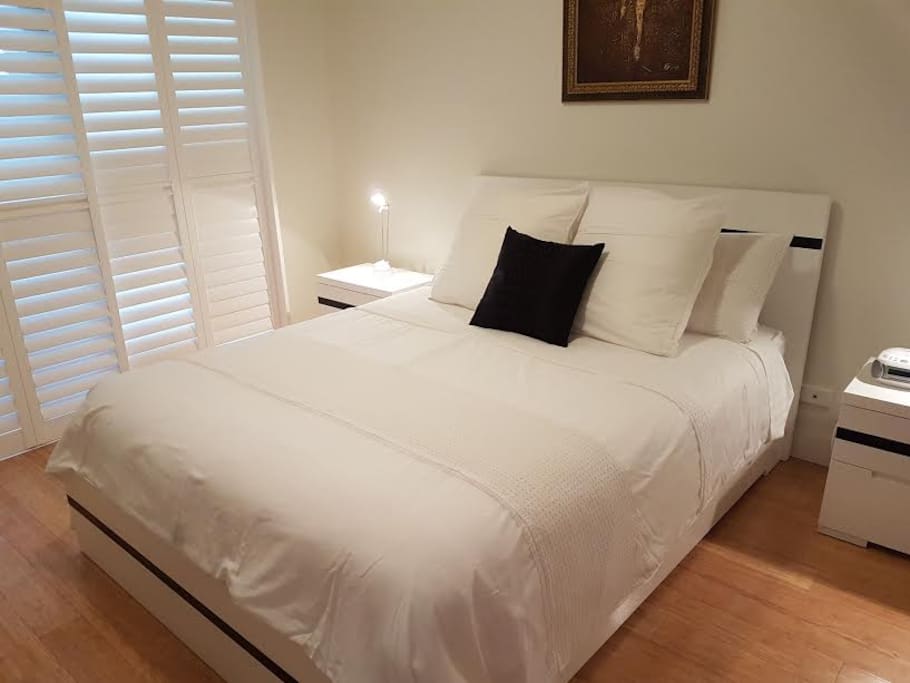 Relaxing bedroom, lie back and listen to the waves.
