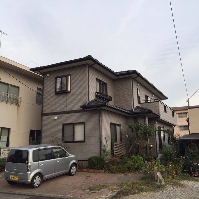 民宿外觀,為一獨幢房屋,客房位於二樓。戶外提供客人一個停車位。