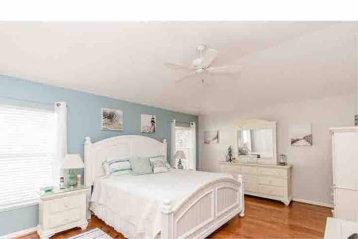 غرفة نوم تضم سرير كوين