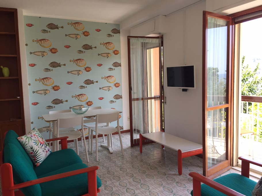 The living room and Pisces wallpaper / Il salotto e la parete dei Pesci