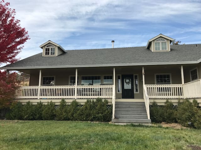 Cozy Cape Cod: Outdoorsmans paradise. Close to all