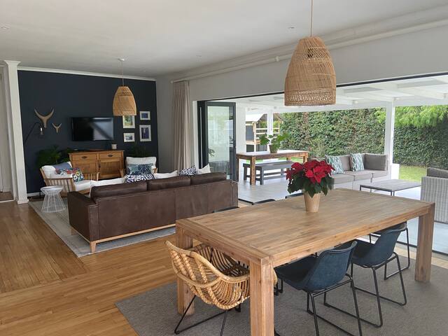 Lynfrae home with relaxed living & pool gallery image 4