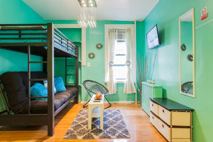 NEW! CHARMING 2 BEDROOM APARTMENT IN MANHATTAN