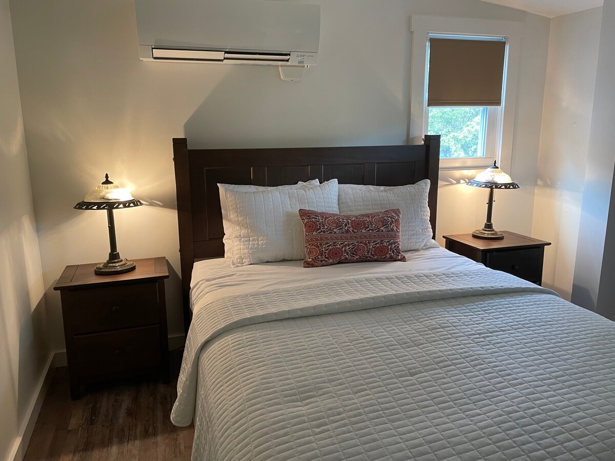 Chumba cha kulala #2... Kitanda aina ya Queen kilicho na kiyoyozi kwa mapendeleo yako binafsi.