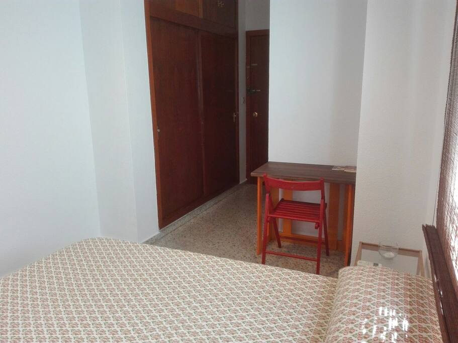 Armario empotrado y escritorio en la habitación