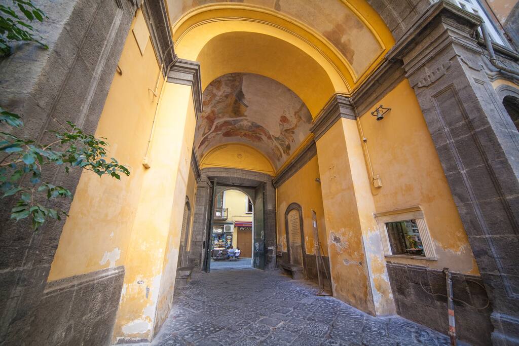 Andron with frescos