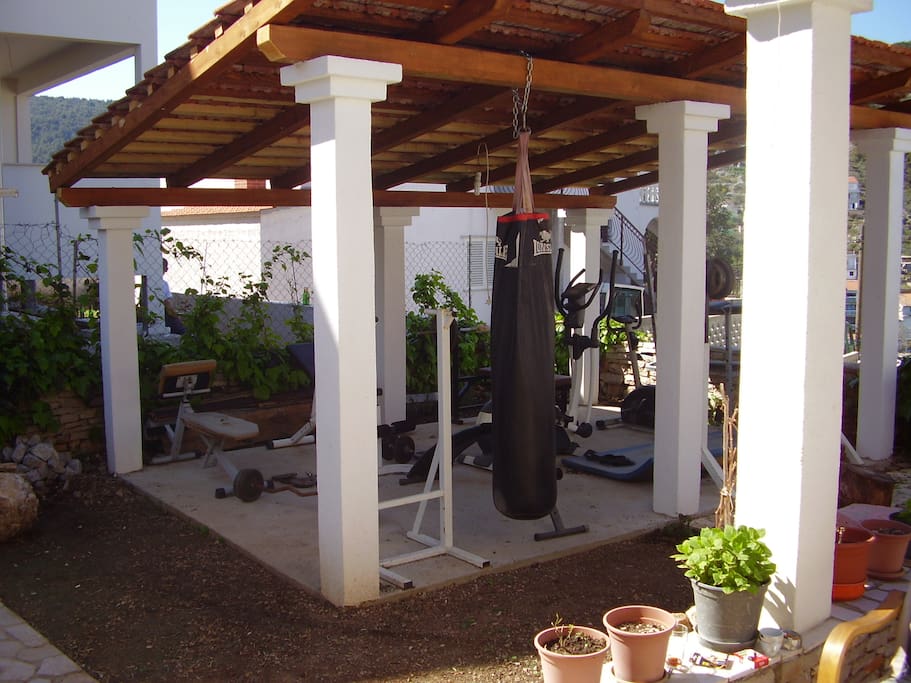 16 quadratic meters of summer fitness gym