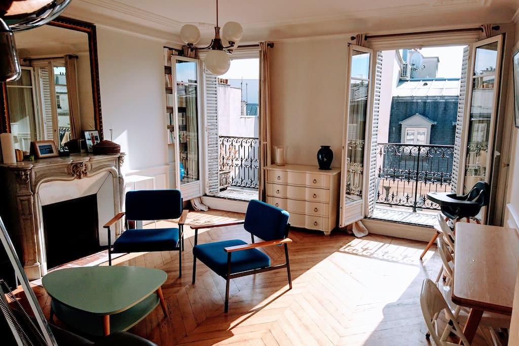 Point of view from the entrance of the living room/ dinning room. Outside, you can see the long balcony. It is a est exposition: you have the direct sunlight between 6 am and 15 pm. After the direct sunlignth comes from the kitchen and the room, but the flat is always very luminous