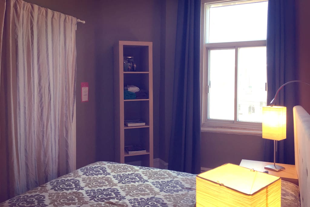 Petite bibliothèque avec serviettes et savons disponibles, magazines pour vous détendre