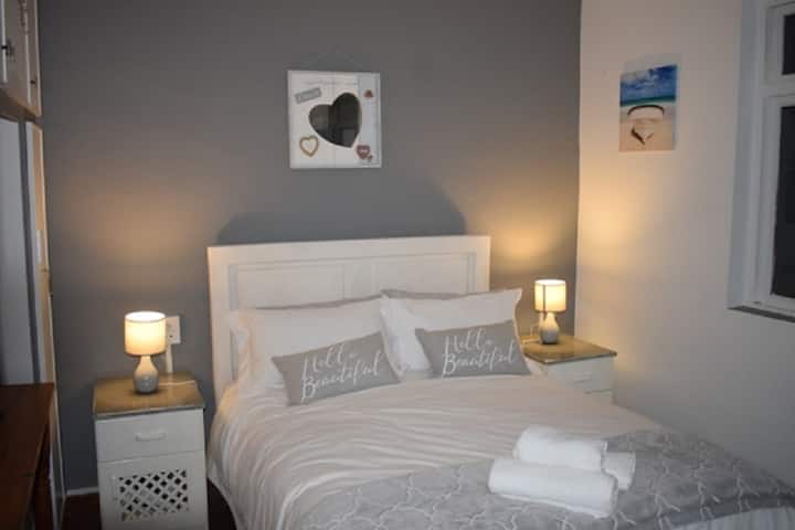 楼上主卧（中间）配有双人床、可用作工作空间的桌子和许多橱柜。 可通过阳台房间使用1号卫生间。 如果阳台房间被占用，可以使用楼下的3号浴室。 