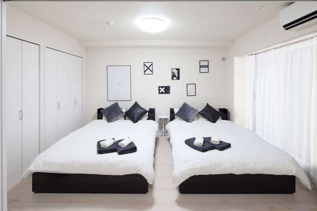 Bed room has two double beds.
ベッドルームには2台のダブルベッドを備え付けています。