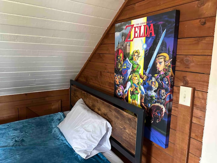 El segundo dormitorio con una cama de tamaño completo y vistas a la bahía y al puerto deportivo.