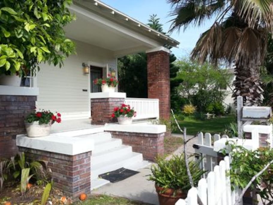 Fully fenced yard w/lush tropical gardens...stroll thru and experience nature