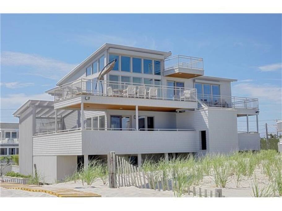 Reversed living home with Master Suite, Kitchen, Dining, & Great Room on top level Rm