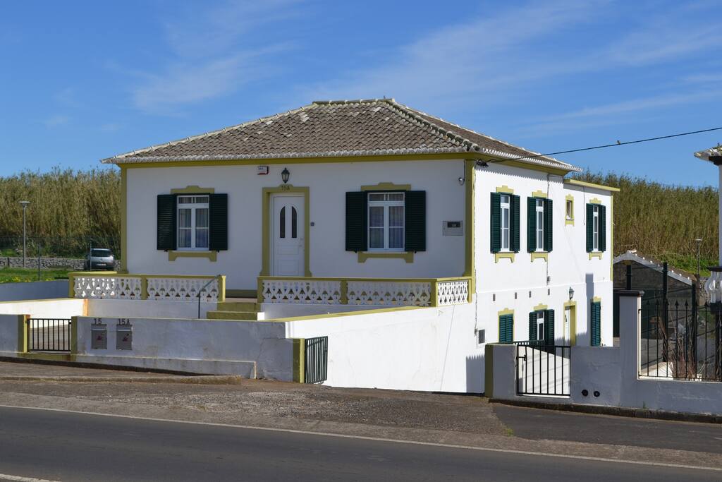 Fachada da frente e do lado direito