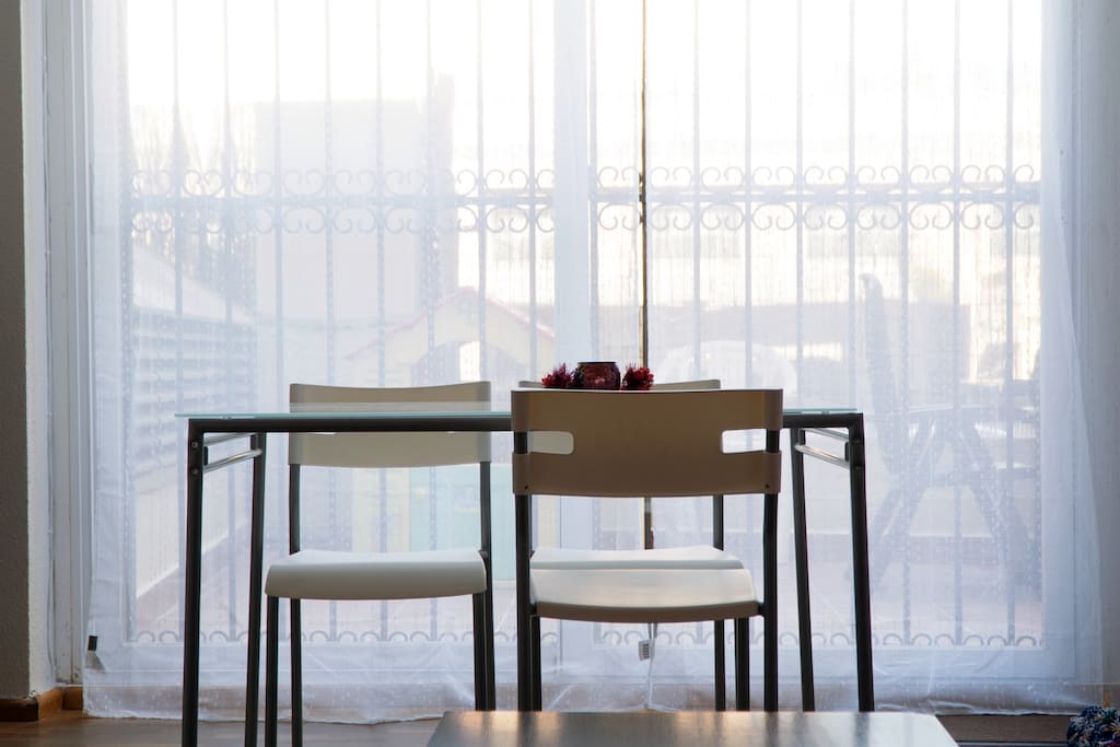 Mesa comedor con terraza al fondo