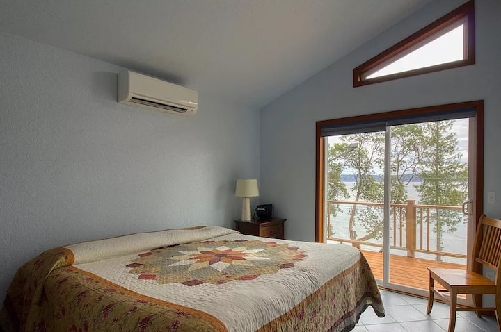 Гостинска соба со многу светлина и пристап до терасата.  Брачен кревет (широк 150-179 см) со дополнителни перници и доволно простор во плакарот.