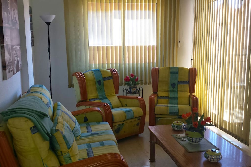 La sala de estar anexa al comedor désde donde se accede a la terraza. En ella tenemos comodos y bonitos sillones y sofa ideales para descansar y ver TV. La zona de comedor dotada de mesa extensible para varios comensales,muy soleada y ventilada.