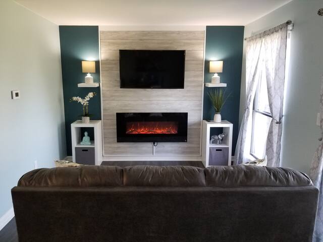 NEWLY RENOVATED-Indoor Pool - 5 Min to Strip