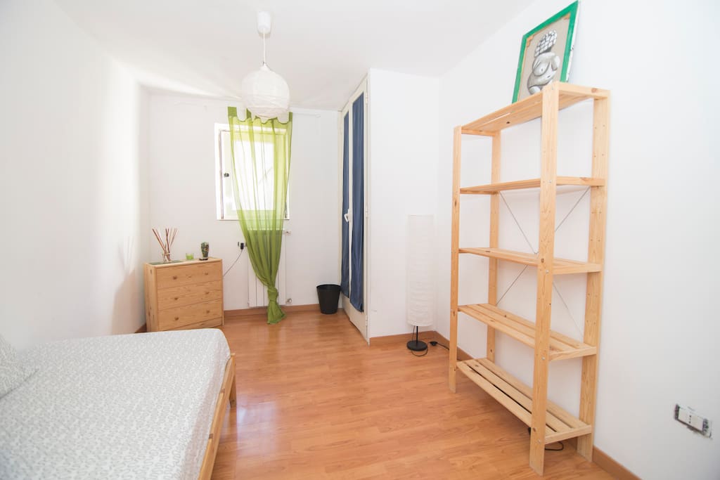 Completamente arredata con mobilio Ikea, dispone di letto singolo, una cassettiera, uno scaffale, lampada da terra, uno specchio, lampadario, prese e cestino