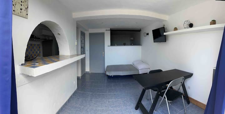 סלון עם ספה נפתחת במיטה. 