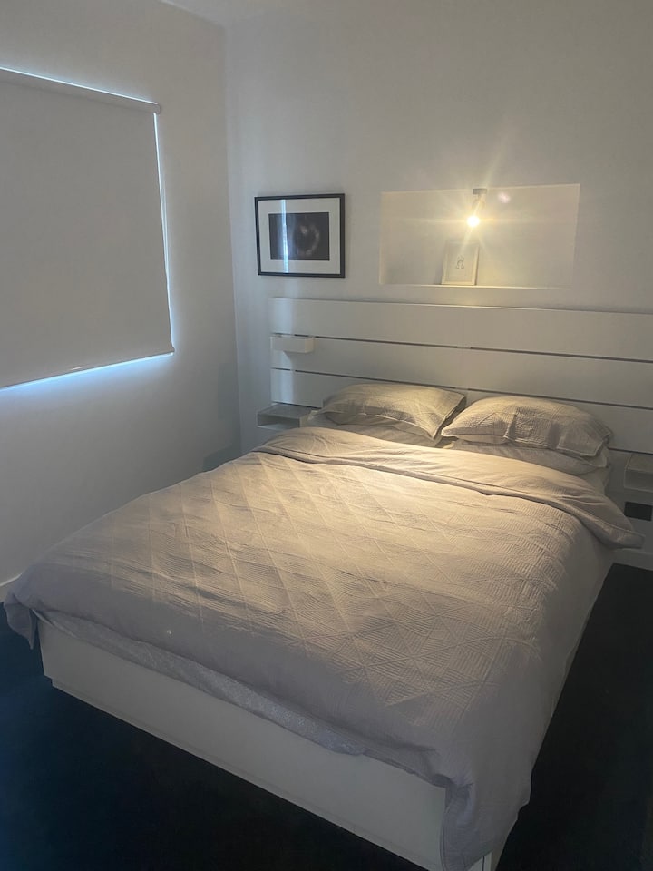 1 spálňa. Veľká manželská posteľ s elektrickými prikrývkami.