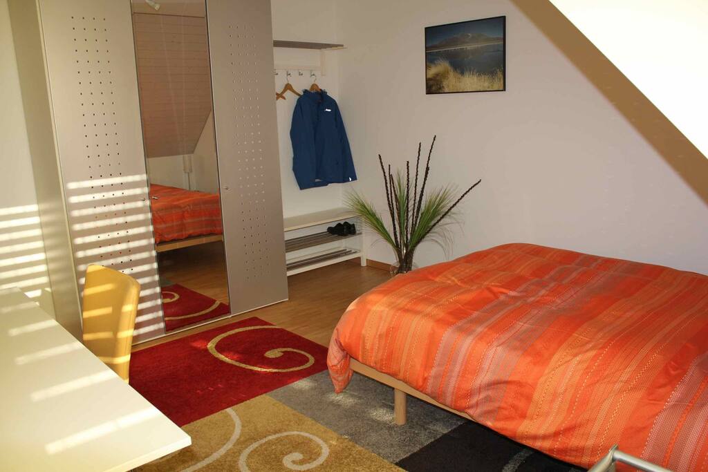 Gemütliches Zimmer mit 1 Doppelbett und viel Platz.