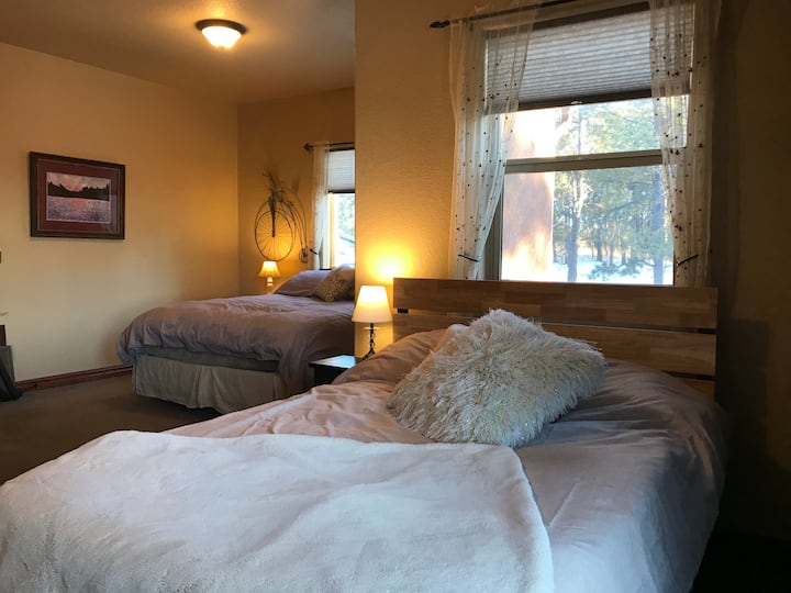 クイーンサイズベッドとダブルベッドを備えた2階のベッドルーム-スイートバスルーム付き。他のベッドルームにはダブルベッドとシングルベッドがあり、ジャックとジルのバスルームを共有しています。