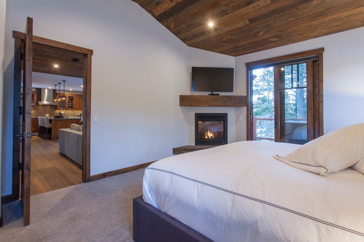 Hlavná spálňa s krbom a televízorom