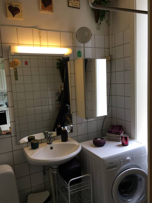 Bathroom whit washing machine.