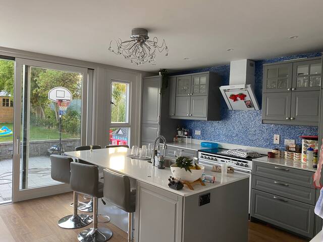 Entire, modern, spacious Family Home – 5 bedroom gallery image 3