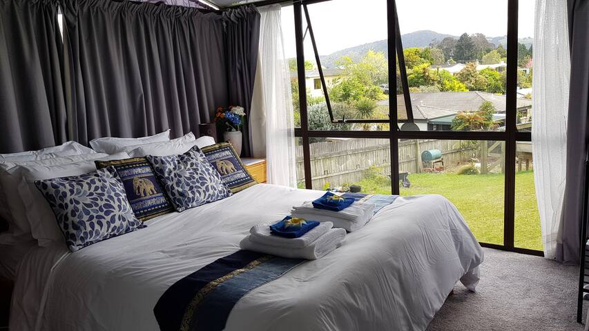 Manita's Airbnb - Tui Room (conservatory)