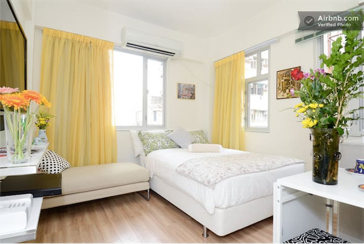 Sai Ying Pun MTR 1 min walk withrooftop terrace 63