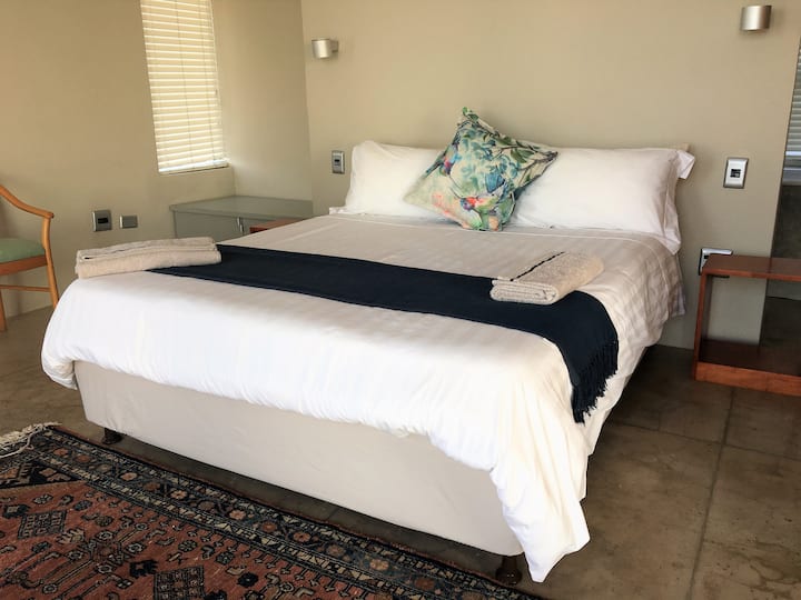 De slaapkamers boven zijn tweepersoonsbedden met elk een eigen badkamer