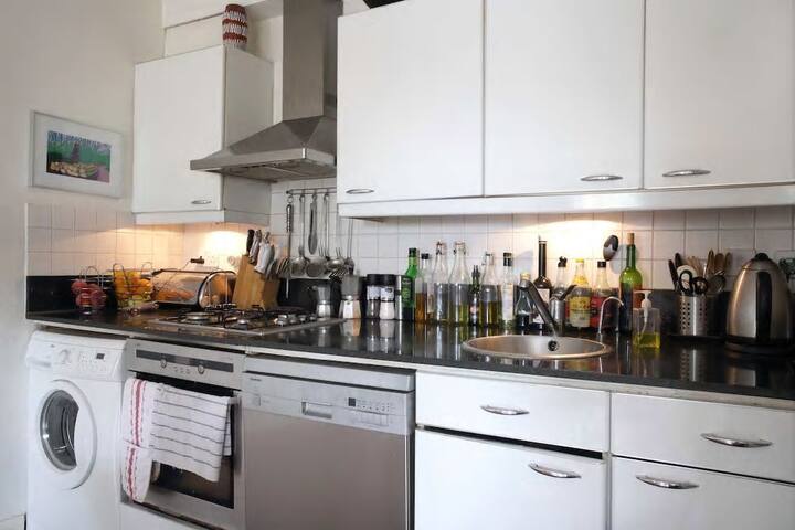 Bright flat with big terrace- Leith, Edinburgh gallery image 5