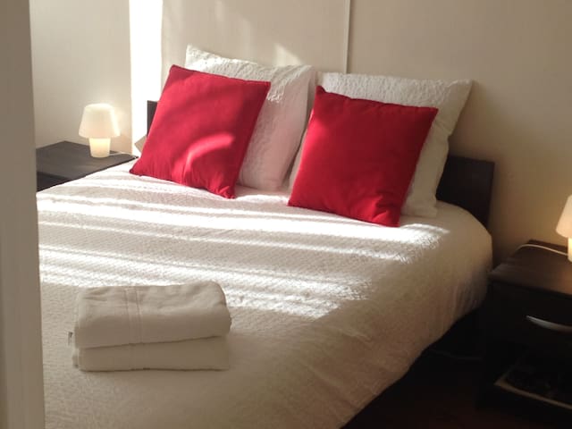 Charming Bedroom, quiet and close to Paris