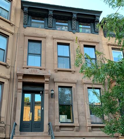 Gym-equipped Bklyn Triplex Brownstone Garden Oasis gallery image 3