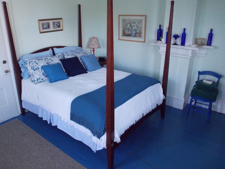 Also has a twin sized daybed, and twin sized trundle bed, and a table with 2 chairs.