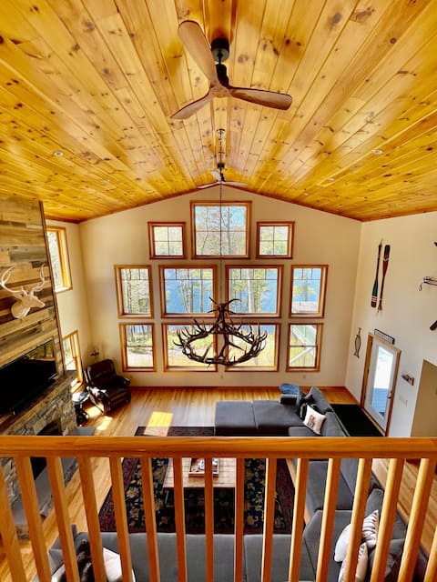 Stunning Lakefront Lodge on Crystal Clear Lake