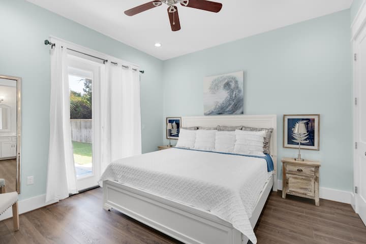 Kitanda cha 2 - Picha 1 - Chumba cha fleti ya 1 kilicho na bafu ya kibinafsi, mlango wa kibinafsi wa bwawa la kuogelea, na runinga iliyowekwa ukutani.  (Ndiyo!  Breeze ina vyumba viwili vya ghorofa ya 1! Hiyo ni ngumu sana kupata!)