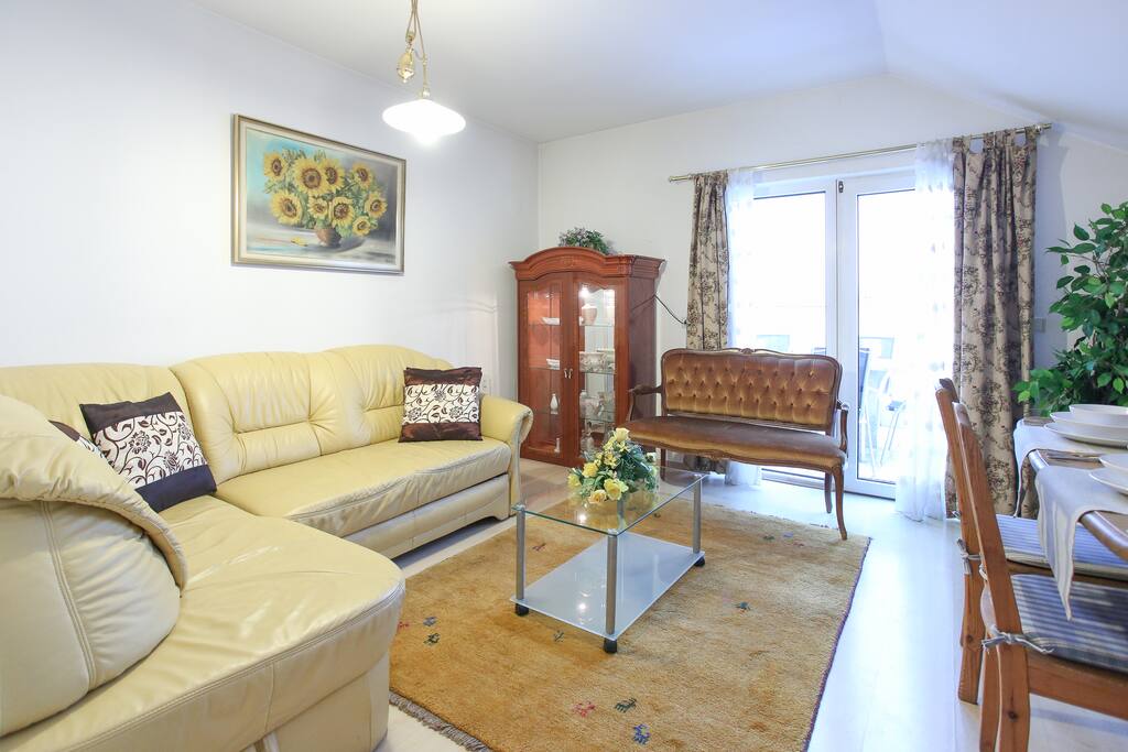 The living/diningroom