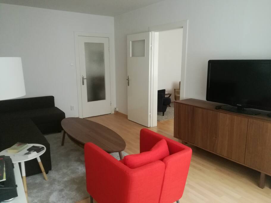 Ein Lesetisch (li.) mit Leselampe und Strahler sowie einem groen Fernseher mit HDMI-Anschluss.