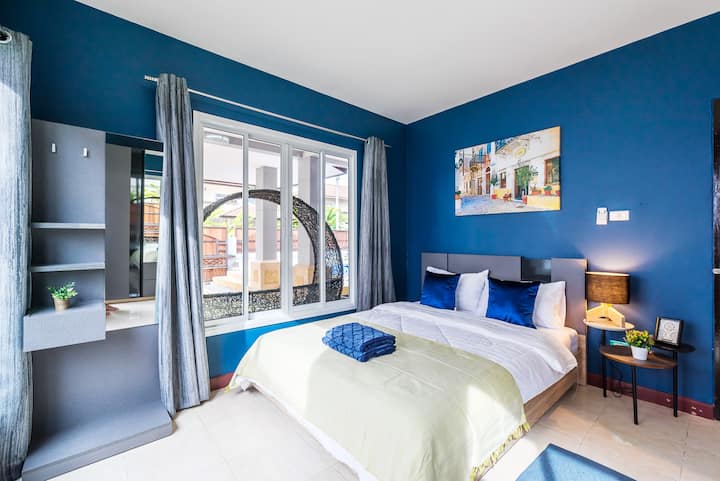 ①①① 1st Floor ①①①
【 Bedroom 1】 
The Blue wall bedroom are decorated in a beach atmosphere. Double Bedded Room with a queen-size bed for 2 persons and a large wardrobe.
