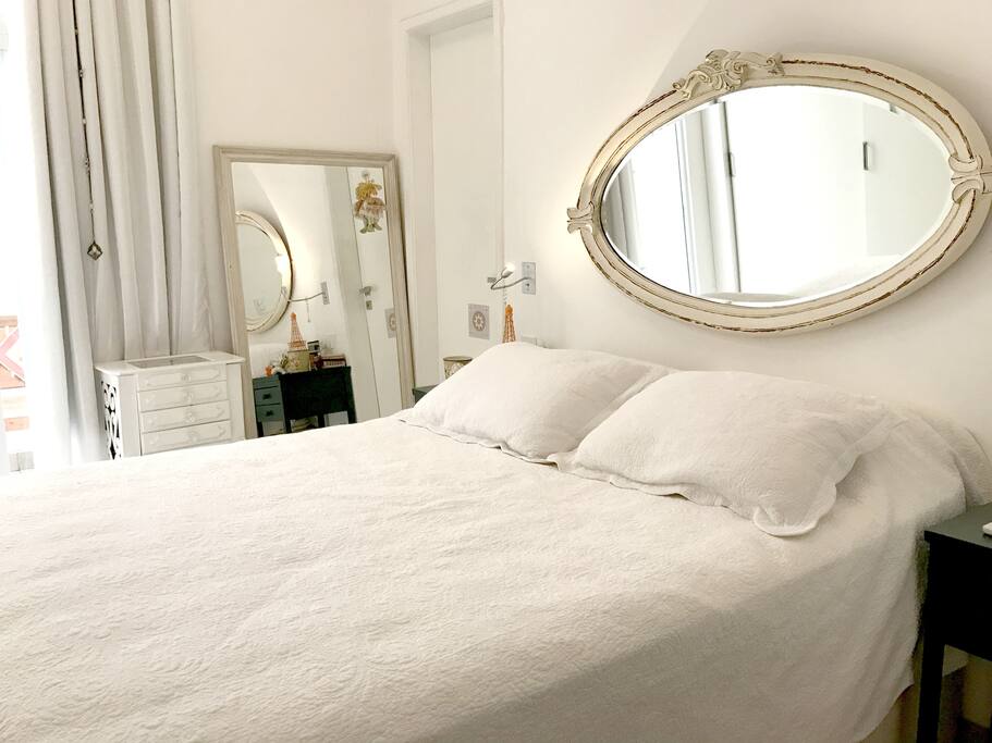 Suíte principal com cama de casal e ar condicionado Split - Master suite with double bed and air conditioning