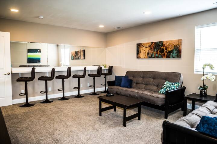 Single Family Home 2 Miles to Downtown -12 Beds gallery image 2