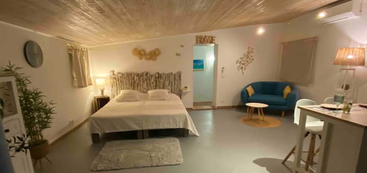 La suite  très récente avec sa salle de bain et WC privés, 45 m2 au total.
Équipée d’un frigo, micro-ondes, machine à café… coin repas, plancha extérieure : tout pour votre indépendance. 
Les deux autres chambres se trouvent dans le mas médiéval 