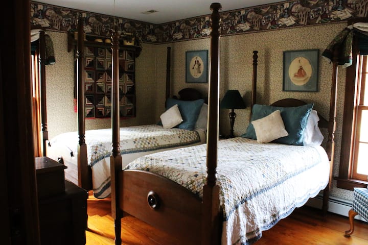 Grandma's Quilts Twin Bedroom with shared bathroom