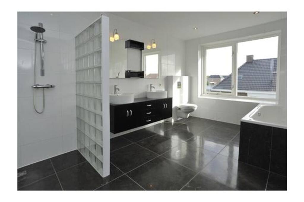 Luxe ruime badkamer.